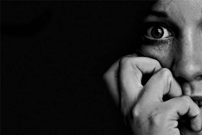 Ein Mensch erlebt Angst - und wird von dieser Emotion überwältigt