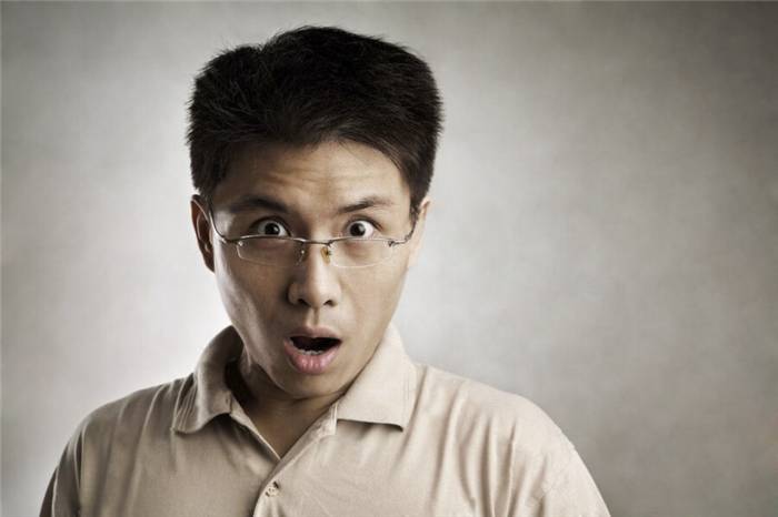 Überrumpelter chinesischer Mann