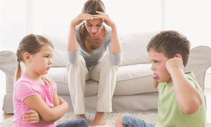 Kinder konkurrieren miteinander um die Zuneigung ihrer Eltern
