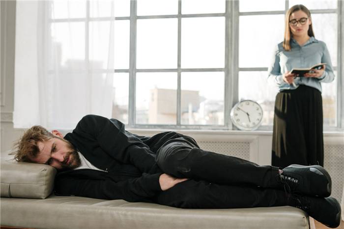 Wenn die akute Phase der Trauer nicht vorübergeht, kann sich eine Depression einstellen, und je eher Hilfe in Anspruch genommen wird, desto eher wird es der Person besser gehen