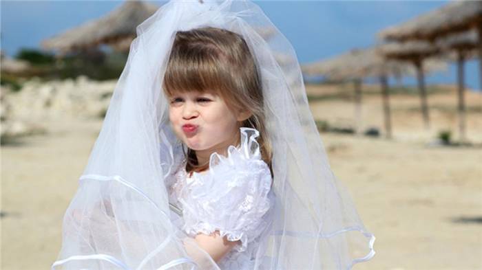 kleines Mädchen im Hochzeitskleid