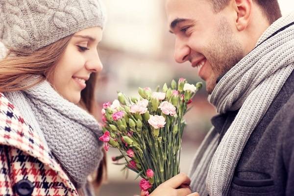 Ein Mann schenkt einer Frau Blumen