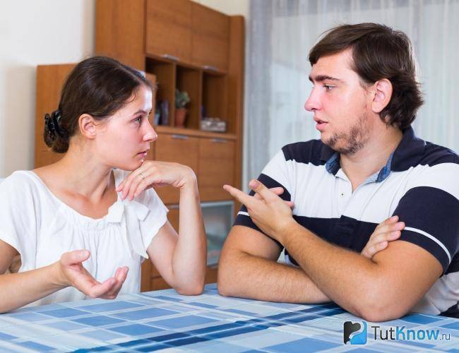 Ein ernstes Gespräch zwischen einer Frau und einem Mann