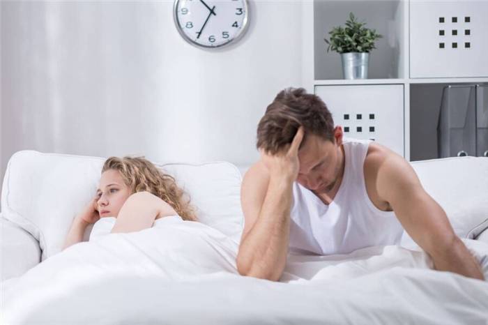 unglückliches Paar im Bett