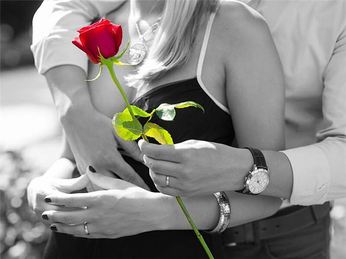 Ein Mann schenkt zu Beginn einer Beziehung keine Blumen und Geschenke