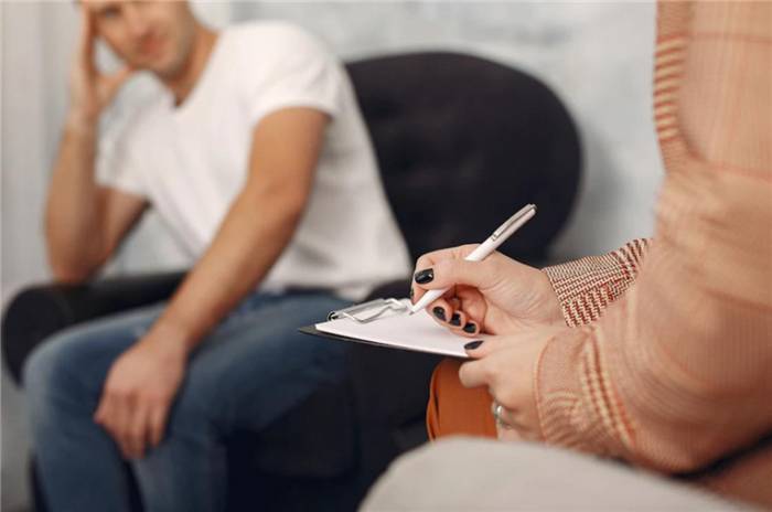 Mann im Büro eines Psychologen