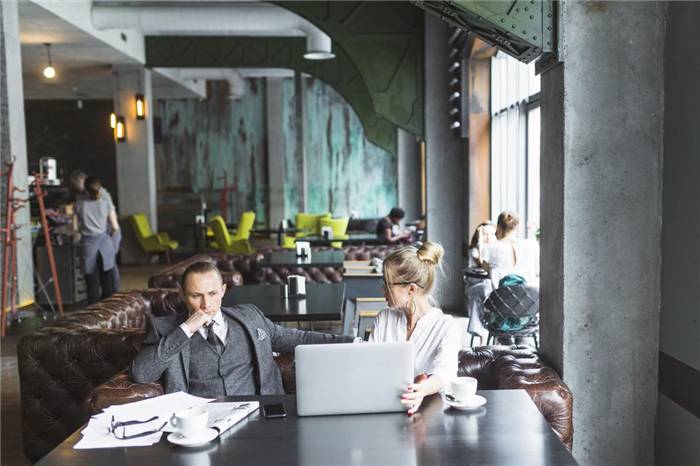 Mann und Frau in einem Restaurant