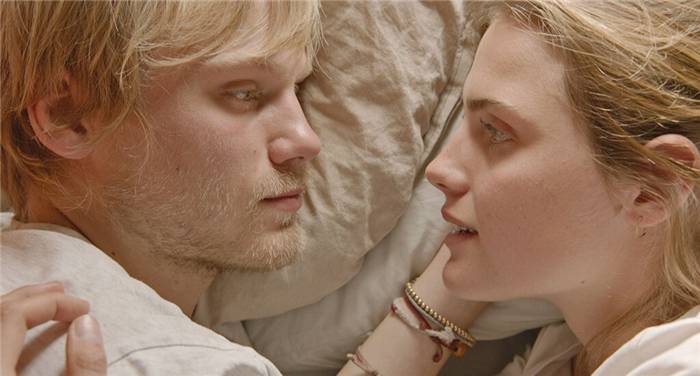 Standbild aus dem Film 'Romantics 303'