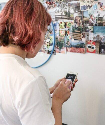 Das Mädchen mit dem Telefon