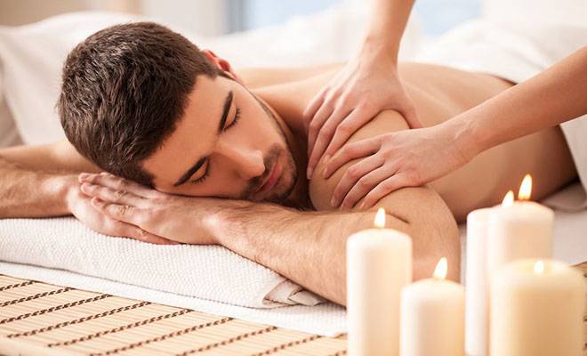 Ein Mann bekommt eine Massage