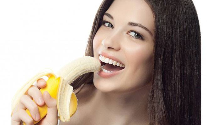 Frau isst eine Banane