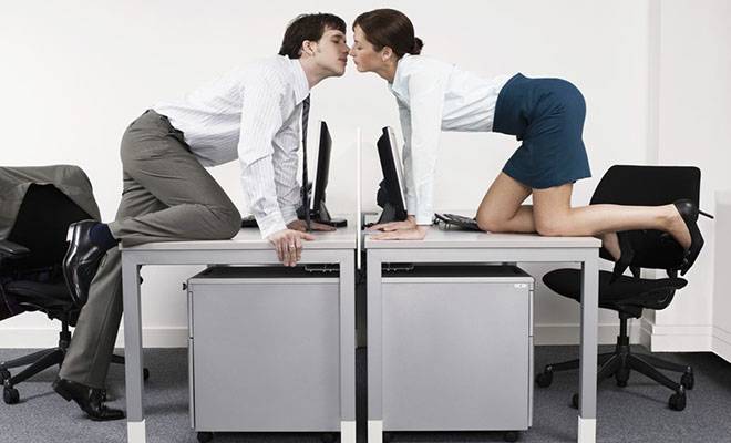 Eine Affäre am Arbeitsplatz zwischen Kollegen