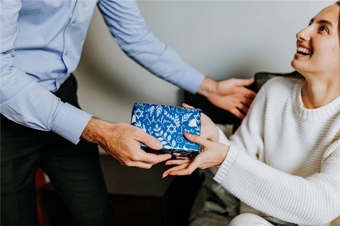 6 Frauentypen, die teure Geschenke von Männern erhalten