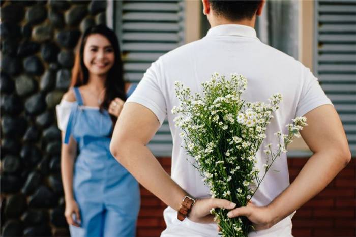 Ein Mann versteckt Blumen
