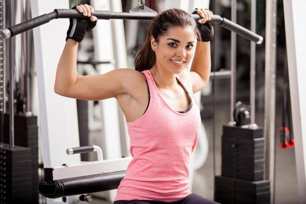 Ein Mädchen, das ein Fitnessprogramm absolviert