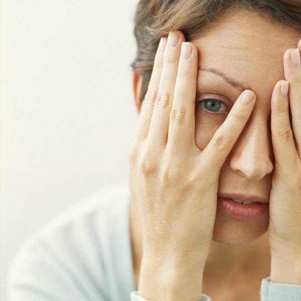 Die Frau bedeckte ihr Gesicht mit den Händen