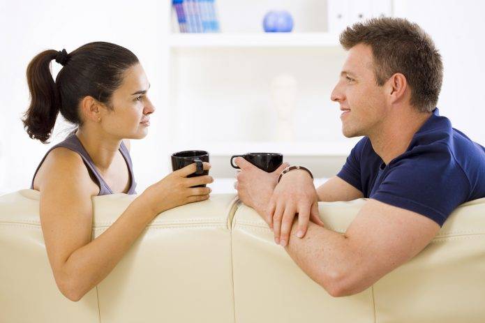 Mann und Frau im Gespräch