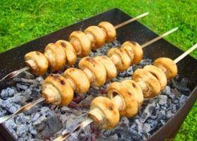 Gegrillte und im Ofen gebackene Pilzspieße: die 4 besten Rezepte