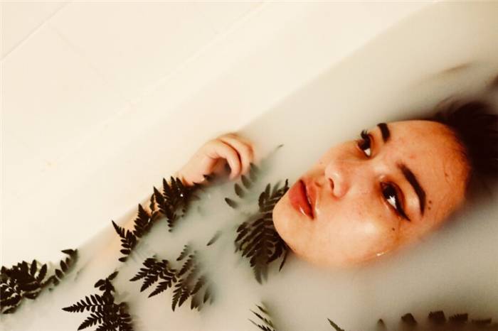 Mädchen in der Badewanne