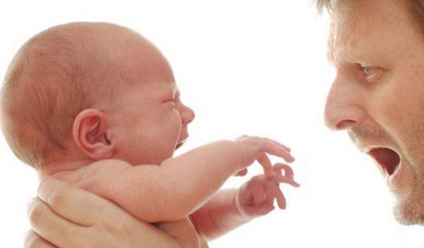 Ein Mann hält ein neugeborenes Baby in seinen Armen. Sie schreien beide.
