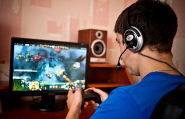 Mann spielt ein Computerspiel