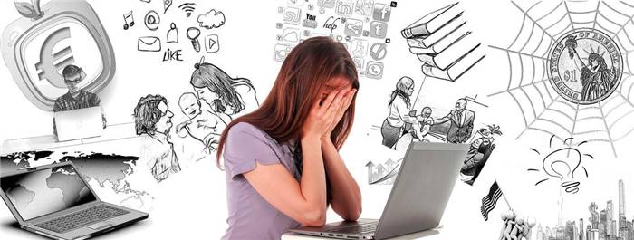 Ein Mädchen am Computer verdeckt ihre Augen mit ihren Händen