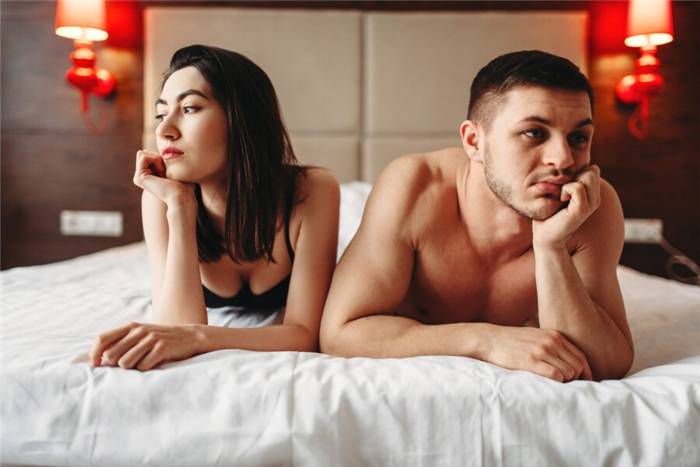 unglückliches Paar im Bett