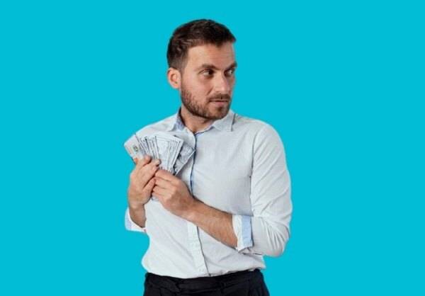 Ein gieriger Ehemann versteckt Geld vor seiner Frau