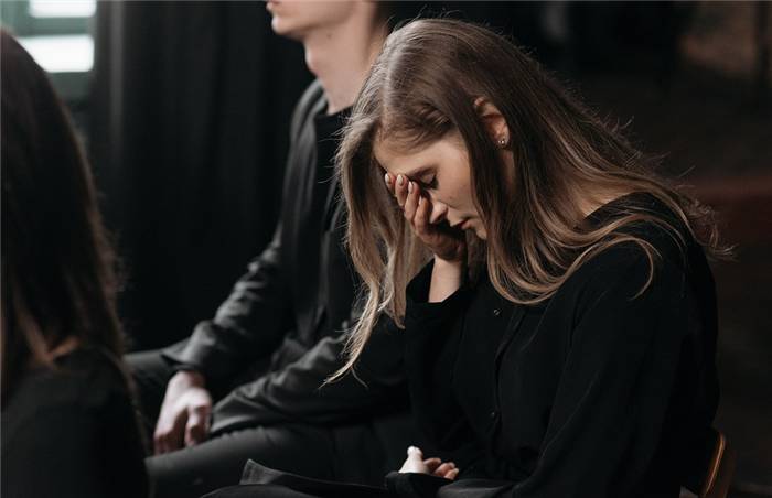 Wie man mit dem Tod eines geliebten Menschen fertig wird: 7 psychologische Tipps für Hinterbliebene
