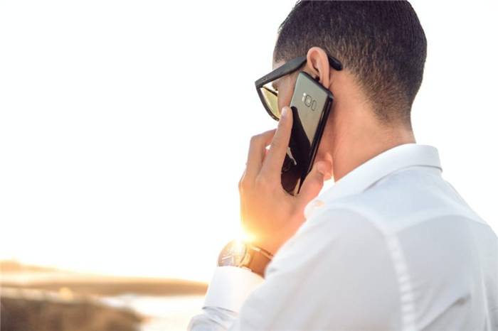 Mann spricht am Telefon