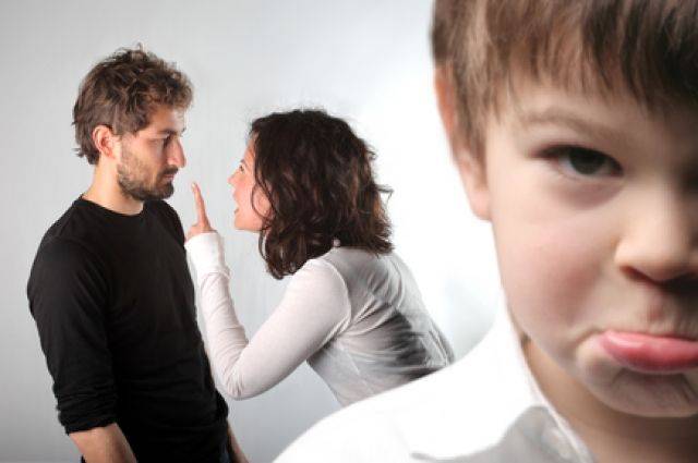 Nach Ansicht von Psychologen kann ein geringes Selbstwertgefühl eines Kindes dadurch entstehen, dass es sich mit anderen Kindern vergleicht. Es ist notwendig, das Verhalten des Kindes mit seinem früheren Verhalten zu vergleichen. Zum Beispiel: "Heute ist der Buchstabe 'D' im Stift besser als vor einer Woche".