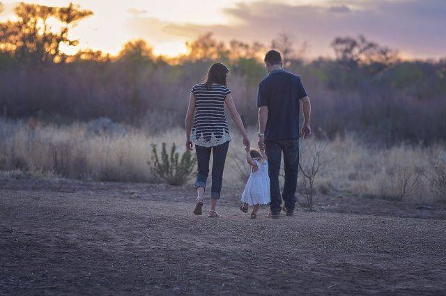 Auch wenn ein Kind bereits in einer Pflegefamilie untergebracht ist, können Blutseltern eine weitere Chance bekommen, ein Kleinkind zu lieben. 