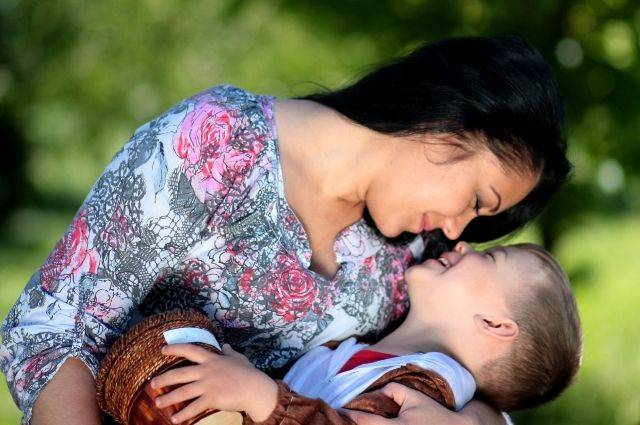 Mamas Umarmungen und Küsse sind die beste Vorbeugung gegen die schlechten Einflüsse der Straße.