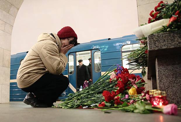 Frau an der U-Bahn-Station Tekhnologicheskiy Institut, St. Petersburg, am Tag nach dem Terroranschlag