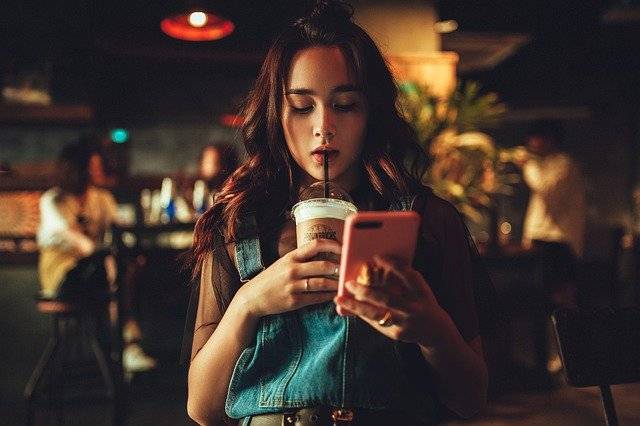 Das Mädchen mit dem Telefon