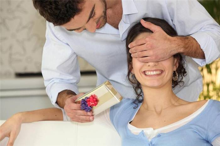 6 Gründe, warum Männer Geschenke machen