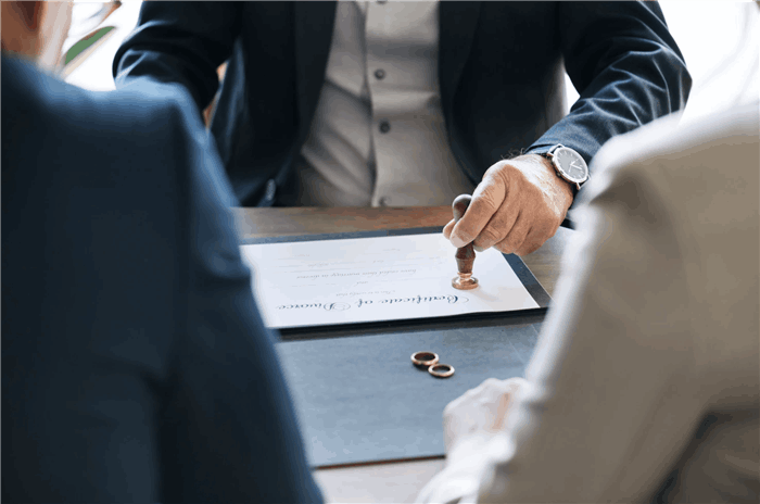 Wenn es um eine Scheidung geht, sollten Sie das zur Priorität machen. Denken Sie daran: Es ist besser, ein geschiedener Mensch zu sein, als ein unglückliches Leben zu führen. Foto © Freepik / rawpixel.com