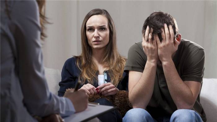 Ein Psychologe hilft den Eheleuten durch eine Krisenzeit