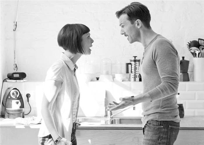 Eine Frau, die ihren Mann ärgert: Was sie NICHT tun sollte