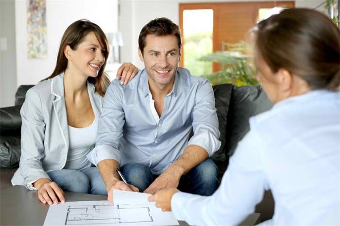 Mann und Frau in einem Immobilienbüro