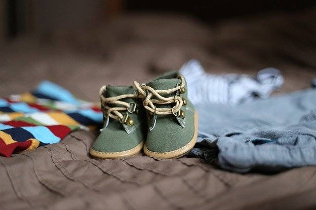 Schuhe und Kleidung der Kinder