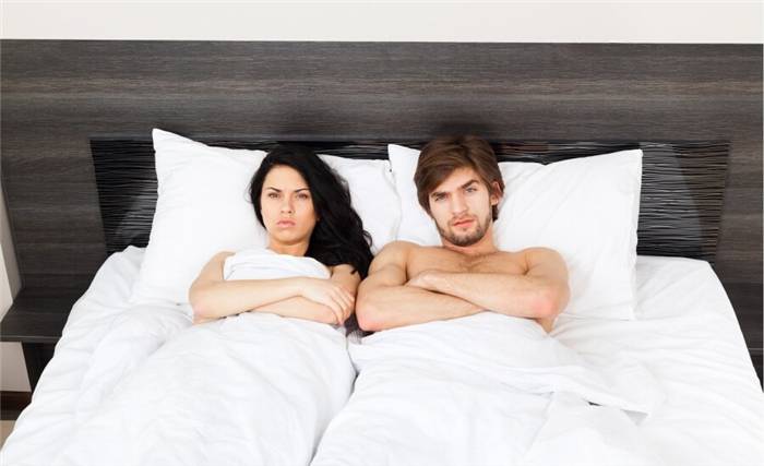 unglückliches Paar im Bett