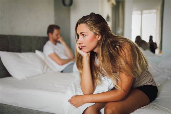 unglückliches Paar im Bett