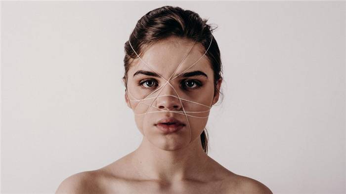 Eine Frau mit einem Spinnennetz im Gesicht