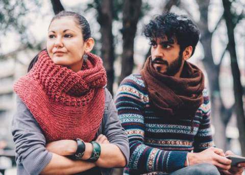 Ein Mann kritisiert eine Frau: normal oder abnormal?