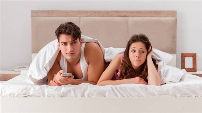 Unglückliches Paar im Bett