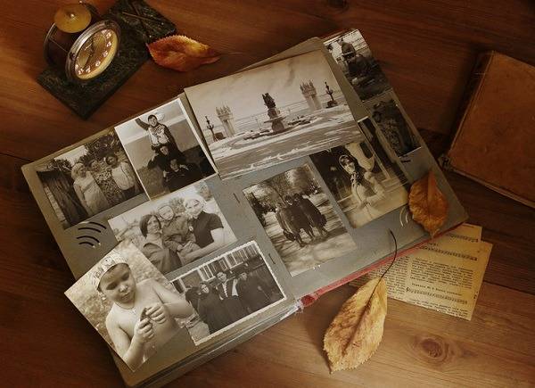 Betrachten von Fotos aus der Kindheit