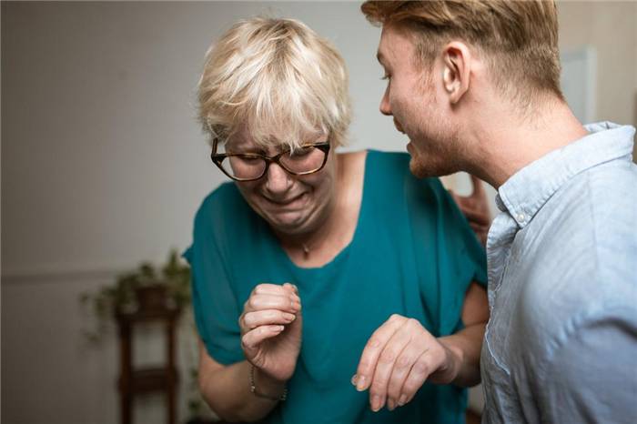 Junger Mann schreit seine ältere Mutter an