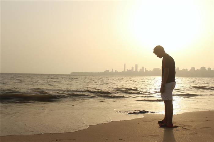 Alleinstehender Mann am Strand