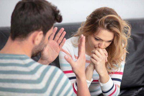 Ein Mann, der es gewohnt ist, eine Frau zu manipulieren, benutzt Gaslighting, um ihr Denken zu beeinflussen